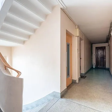 Foot Of The Tram: 2 Rooms-balcony-air Conditioning Apartmán
